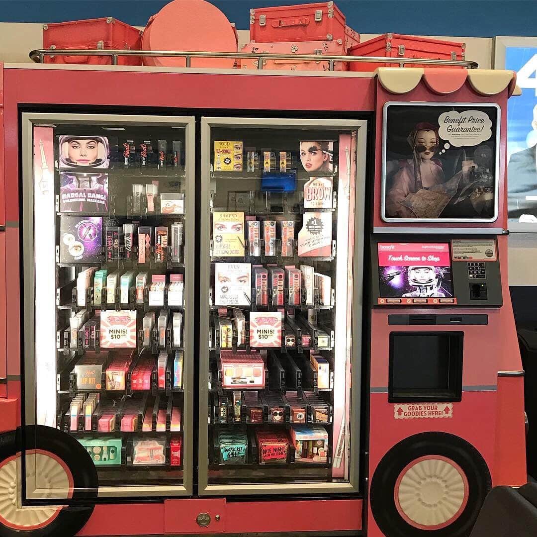 Benefit Cosmeticsさんのインスタグラム写真 - (Benefit CosmeticsInstagram)「Which airport have you seen our #flybenefit vending machines?! ✈️😍#regram @iiheartbeauty #benefit」5月25日 9時35分 - benefitcosmetics