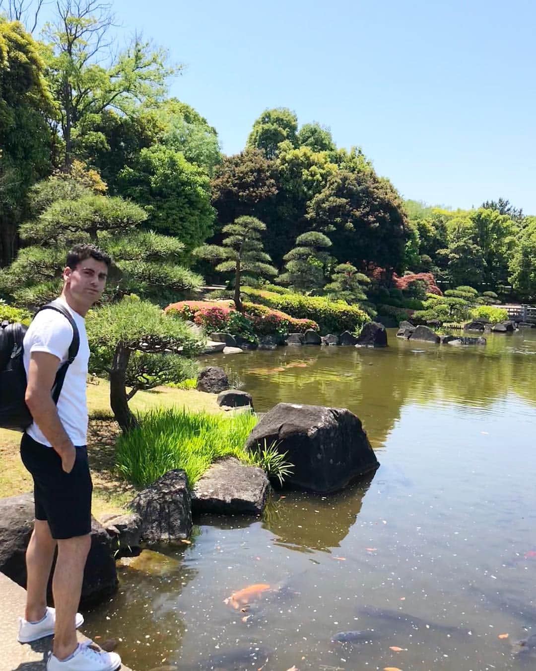 ハビエル・ラジャのインスタグラム：「Enjoying the peaceful nature of Japan and it’s bonsais gardens 🌳🐠🌸🇯🇵」