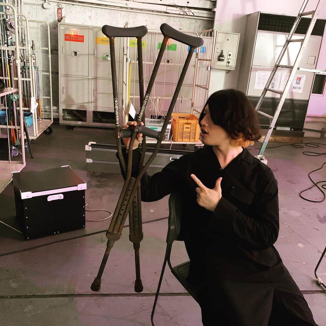 磯部寛之さんのインスタグラム写真 - (磯部寛之Instagram)「We often hear about rust proofing but I asked for the opposite. Rust processed and made my crutches look like vintage pieces of steel. Just wow and thumbs up for the furniture processor who made this possible for me. Hiro 錆び防止はよく聞きますが今回はその逆で、錆び加工をしてビンテージでインダストリアルな松葉杖にしていただきました。普段は家具等のビンテージ加工をされてる方にお願いしたんですが、新品の松葉杖が驚きの仕上がり。脱帽です◎今日のメトロック東京で初お目見え。 ひろ #alexandros #crutches #vintage #processed #ポップ #から #一転して #激シブ #ピンク #も #とってある #よ」5月25日 9時47分 - hiro_isobe_alexandros