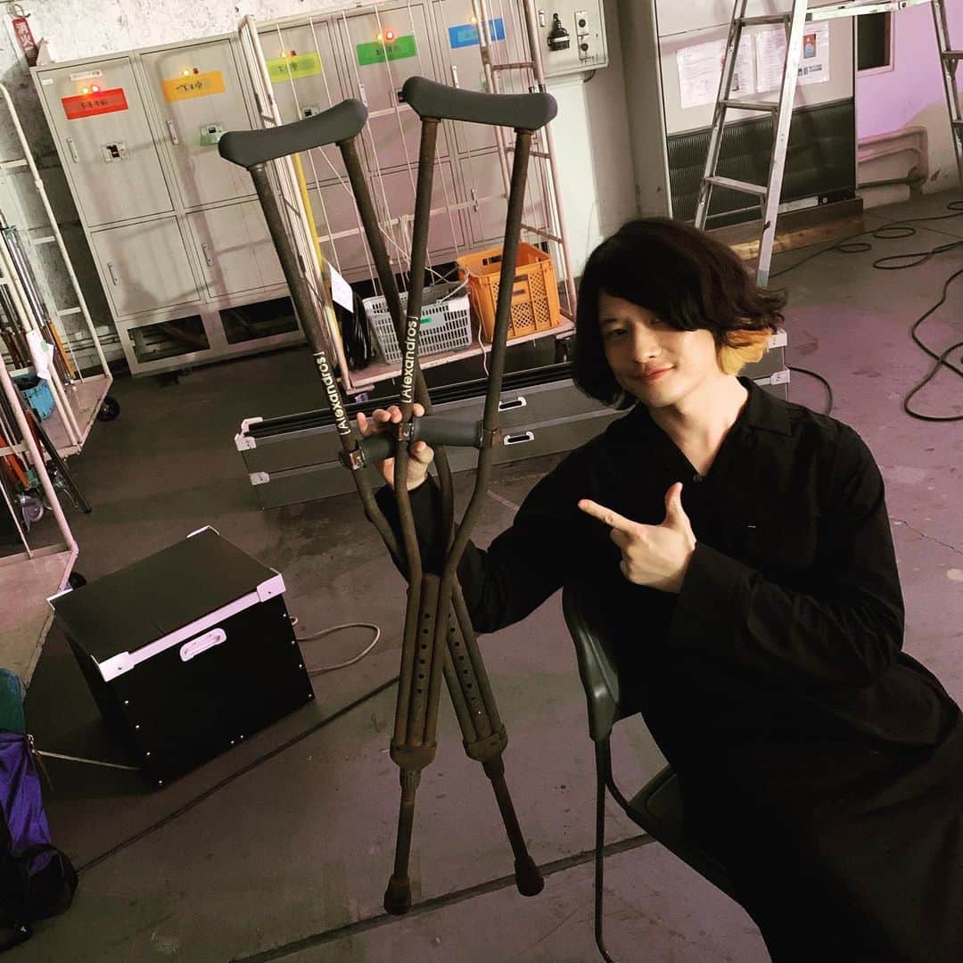 磯部寛之のインスタグラム：「We often hear about rust proofing but I asked for the opposite. Rust processed and made my crutches look like vintage pieces of steel. Just wow and thumbs up for the furniture processor who made this possible for me. Hiro 錆び防止はよく聞きますが今回はその逆で、錆び加工をしてビンテージでインダストリアルな松葉杖にしていただきました。普段は家具等のビンテージ加工をされてる方にお願いしたんですが、新品の松葉杖が驚きの仕上がり。脱帽です◎今日のメトロック東京で初お目見え。 ひろ #alexandros #crutches #vintage #processed #ポップ #から #一転して #激シブ #ピンク #も #とってある #よ」
