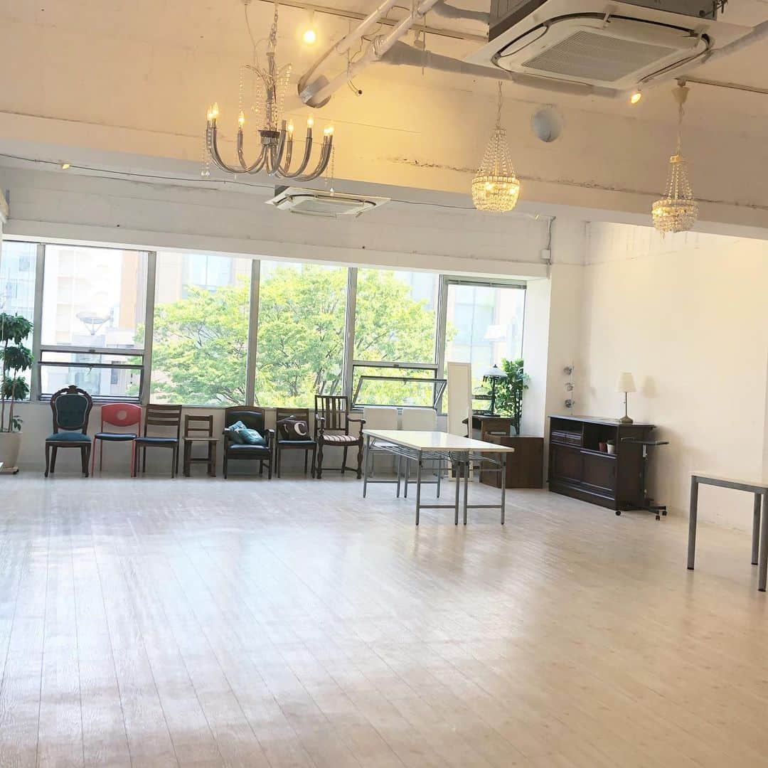 いなざうるす屋さんのインスタグラム写真 - (いなざうるす屋Instagram)「設営開始！ ______________________ INAFES in 名古屋 ▼日時 5月25日 土曜日 11:00〜16:00 ▼場所 名古屋市中村区名駅南1-３-14石原ビル 名古屋駅から徒歩10分 地下鉄伏見駅から徒歩10分 国際センター駅から徒歩7分 ______________________ ▼イベント内容 輸入壁紙・床材クッションフロア・フェイクグリーンの魅力を発信するお祭！！ .............. 1 ▶︎ワークショップ2種(予約制と予約不要)やります♪ 2 ▶︎フェイクグリーンもりもり並べて販売♪ 3 ▶︎フェイクグリーンの魅力を語ります♪リアルっぽく見せるコツ・飾り方パターンなどなど。 4 ▶︎ 輸入壁紙・クッションフロアの魅力を語ります♪ 5 ▶︎輸入壁紙のハギレ販売♪ 6 ▶︎クッションフロアのサンプルを200種類以上ズラッと並べます。是非実物を見て触ってください♪ 7 ▶︎いなざうるす個人の壁紙床材コレクションたち持ってきます。是非実物見て触ってください♪ 8 ▶︎プレゼント抽選会しまーす！ ______________________ . #愛知 #名古屋 #愛知イベント #名古屋イベント #インテリア #リノベーション #diy #diyワークショップ #ワークショップ #ハンドメイド #床材オタク #壁紙オタク #輸入壁紙オタク #床材マニア #壁紙マニア #輸入壁紙マニア #壁紙 #輸入壁紙 #wallpaper #walpa  #床材 #クッションフロア #クッションシート #壁紙屋本舗」5月25日 9時48分 - inazaurusu_ya