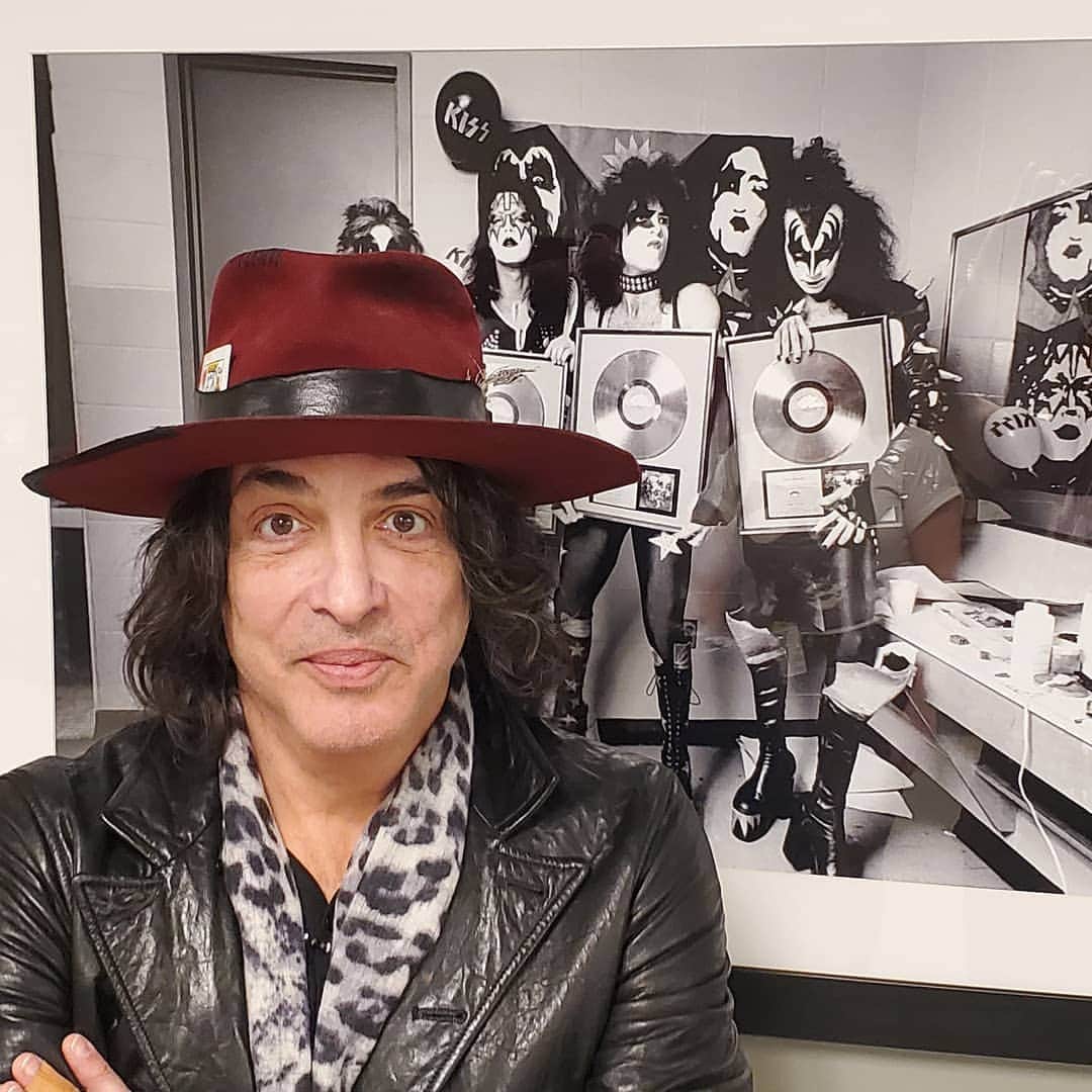 KISSさんのインスタグラム写真 - (KISSInstagram)「#fbf @paulstanleylive backstage at @nycblive in front of photo of KISS receiving their first gold album for ALIVE! at the Coliseum on December 31, 1975.  Photo by Keith Leroux」5月25日 9時40分 - kissonline