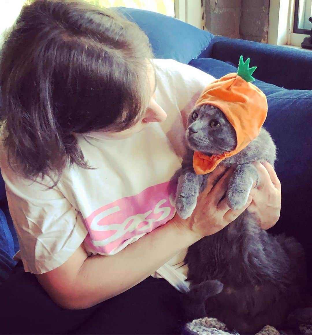 メイム・ビアリクさんのインスタグラム写真 - (メイム・ビアリクInstagram)「Someone brought me this carrot hat from japan for our cats. #Shadow is such a good boy. Scroll for the close up cuteness. 📸 : Fred 🥕 Shabbat shalom!」5月25日 9時43分 - missmayim