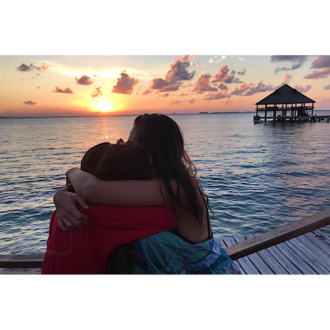 ナタリア・コルドバ・バックリーのインスタグラム：「it isn't blood that makes you my sister it's how you understand my heart as though you carry it in your body. ~ @rupikaur_ ✨recordando uno de los viajes más luminosos y hermosos de mi vida con estas hermosas brujas✨」