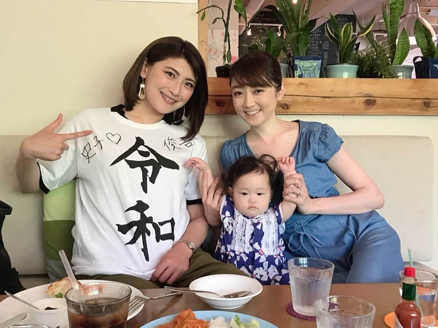 新海史子のインスタグラム：「結婚式のその後  仙台から来てくれたみかりん庄司と朝カフェしました♡ 二次会で私が引き当ててしまった令和Tシャツを着て待っていてくれたのにまさかのスルー （母ちゃんそれはないよ） 家族で仙台遊びに行くよー！  同期組もーりーみさおーちゃんとおうちでランチいただきました♡ おーちゃんお手製ビビンバうまし‼︎ 娘のご飯をお任せしたところ、いつもより綺麗に食べるじゃん。 家族計画や住宅事情を考える歳になりました。  夕方は遠く離れいてもいつもの3人 100円のハイボールで笑い、泣き、謎に1人怒り、また笑い、思い出が増えました♡ この日の話しでまた飲みたいな。  最高の二日間をありがとう♡ #結婚式翌日 #令和tシャツ #ブルーカフェ新潟 #家カフェ #糖質解禁 #手作りランチをテラスで食す #2011年入社 #一つ違いのお友達 #家が欲しくなるおうち #夕方からすみません #店の名前忘れた #100円ハイボールの店 #カウンターで出会った #飲み友達」