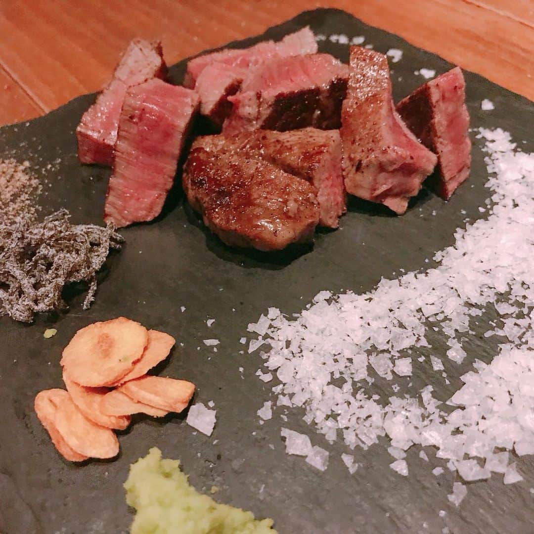 坂田陽子さんのインスタグラム写真 - (坂田陽子Instagram)「ファスティングから一週間。 無性〜にっ！！お肉が食べたくて💦 急遽、美味しい赤身肉を食べる会を😆 ・ 久々に食べたお肉の力強い味わい。舌にじんわりと馴染んでくる脂の旨み。しみじみと美味しさを噛みしめる😆 ・ ・ #赤身肉 #やっぱりお肉が好き  #ファスティング #肉女子会 #肉とハイボールと爆笑トーク #大体食と健康と美容の話 #純子の #爆笑ポージング #すがる女 シリーズ」5月25日 9時46分 - yokosakata