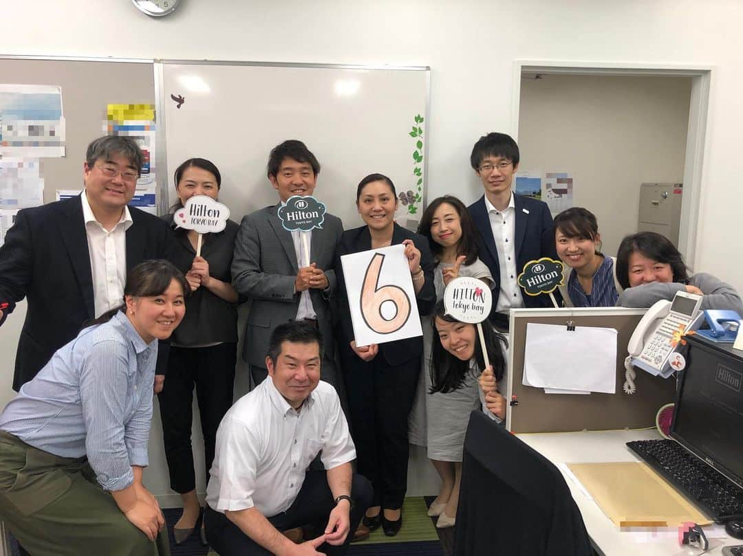 ヒルトン東京ベイ Hilton Tokyo Bayさんのインスタグラム写真 - (ヒルトン東京ベイ Hilton Tokyo BayInstagram)「6 days to go until Hilton’s 100th anniversary🎉 . ヒルトン100周年まであと6日！ 6日目のカウントダウンは、経理部(+通りがかったフロントチーム)💰 皆様の前に出る機会は少ないですが、ホテルを裏から支えている頼もしいチームです😉 Countdown by finance team! . #ヒルトン東京ベイ #東京ディズニーリゾート #舞浜 #チーム #ホテル #100周年 #100周年記念 #ヒルトン #ヒルトンセレブレーション100 #ホテルマン #hilton100 #hilton #tokyodisneyresort #maihama #hiltontokyobay #Hilton100anniversary #wearehilton #financeteam #100th #100thanniversary #anniversary #celebrate #diversity #diversityandinclusion #gptw #greatplacetowork」5月25日 9時50分 - hiltontokyobay