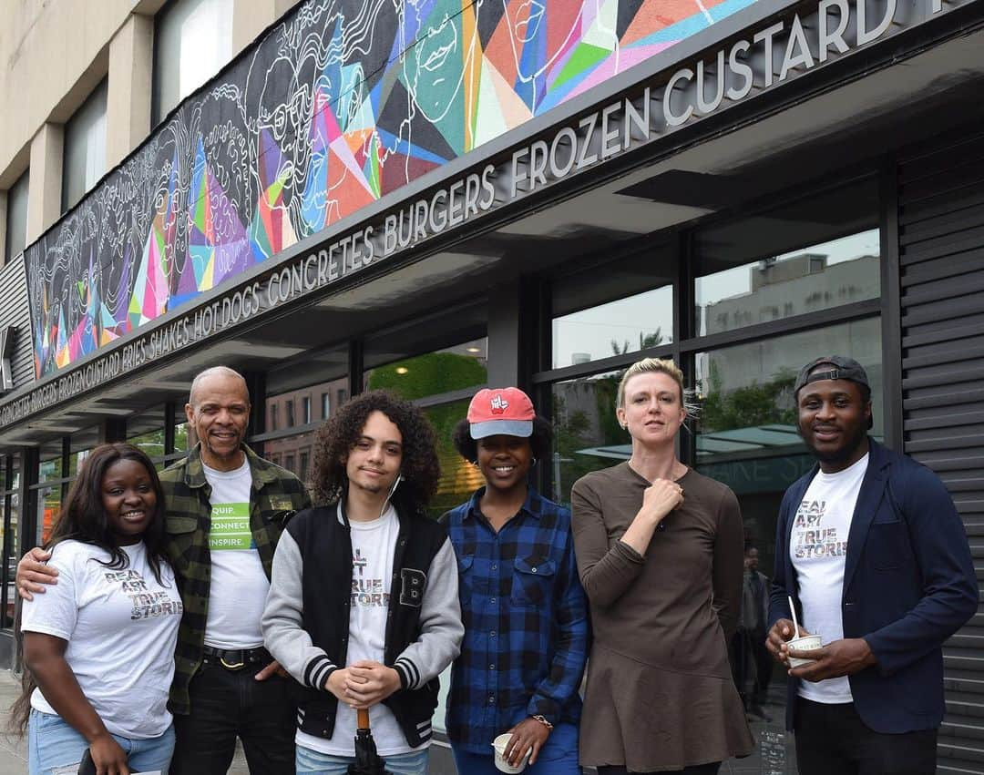 SHAKE SHACKさんのインスタグラム写真 - (SHAKE SHACKInstagram)「Art in the 💚 of Harlem! We’re blown away by the mural that @creativeartworks.nyc’s Team Double Vision (composed of 11 Youth Apprentices + two Teaching Artists who all live, work, go to school or have roots in the neighborhood) recently completed on our Shack exterior. 🙌 Head to our Story to learn more about the project, then head to 1 West 125th Street to check it out for yourself! #shakeshack」5月25日 9時55分 - shakeshack