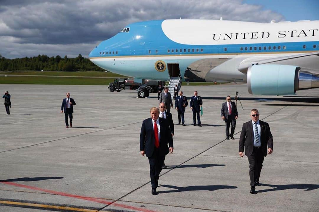 ドナルド・トランプさんのインスタグラム写真 - (ドナルド・トランプInstagram)「#Repost @evanvucci ・・・ #president #donaldtrump walks to greet troops during a refueling stop in  #anchorage #alaska on the way to a four-day state visit in #japan.」5月25日 10時05分 - realdonaldtrump