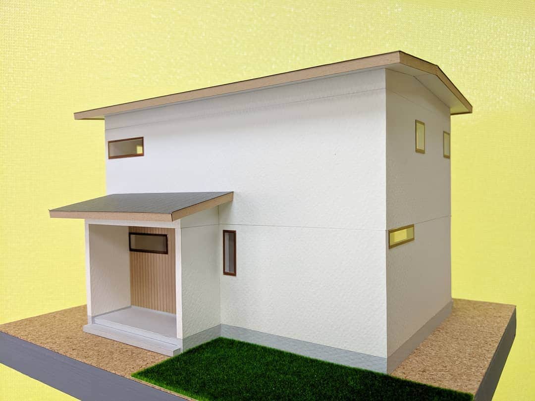 有限会社 稲葉製材住宅さんのインスタグラム写真 - (有限会社 稲葉製材住宅Instagram)「どーも、今村です🤥 毎日あちーです。 湿度が無いだけまだマシですが… 運動会も大変そうですね〜 今日は色付き模型のご紹介🏠 ZEH+をクリアしたお家です🤸 屋根形状はなるべくシンプルで、 太陽光を大容量載せれるよう設計します👍 同時に雨漏りリスクも軽減できます！ 太陽光は経済的メリット、災害時、将来性、環境負荷においても メリットのあるものだと思います🕊️ 色々な考えた方はあるでしょうが 個人的にはおすすめですね😌  #模型#新築#家#マイホーム#マイホーム計画#プラン#間取り#注文住宅#設計#太陽光#節約#外観#暮らし#住宅#生活#日々#トレンド#屋根#シンプル#ナチュラル#かっこいい#おしゃれ#工務店#熊本#玉名#山鹿#荒尾#稲葉製材住宅#イナバ」5月25日 10時06分 - inaba_home