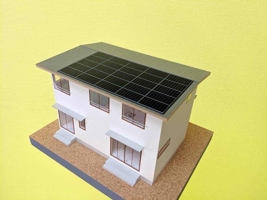 有限会社 稲葉製材住宅さんのインスタグラム写真 - (有限会社 稲葉製材住宅Instagram)「どーも、今村です🤥 毎日あちーです。 湿度が無いだけまだマシですが… 運動会も大変そうですね〜 今日は色付き模型のご紹介🏠 ZEH+をクリアしたお家です🤸 屋根形状はなるべくシンプルで、 太陽光を大容量載せれるよう設計します👍 同時に雨漏りリスクも軽減できます！ 太陽光は経済的メリット、災害時、将来性、環境負荷においても メリットのあるものだと思います🕊️ 色々な考えた方はあるでしょうが 個人的にはおすすめですね😌  #模型#新築#家#マイホーム#マイホーム計画#プラン#間取り#注文住宅#設計#太陽光#節約#外観#暮らし#住宅#生活#日々#トレンド#屋根#シンプル#ナチュラル#かっこいい#おしゃれ#工務店#熊本#玉名#山鹿#荒尾#稲葉製材住宅#イナバ」5月25日 10時06分 - inaba_home