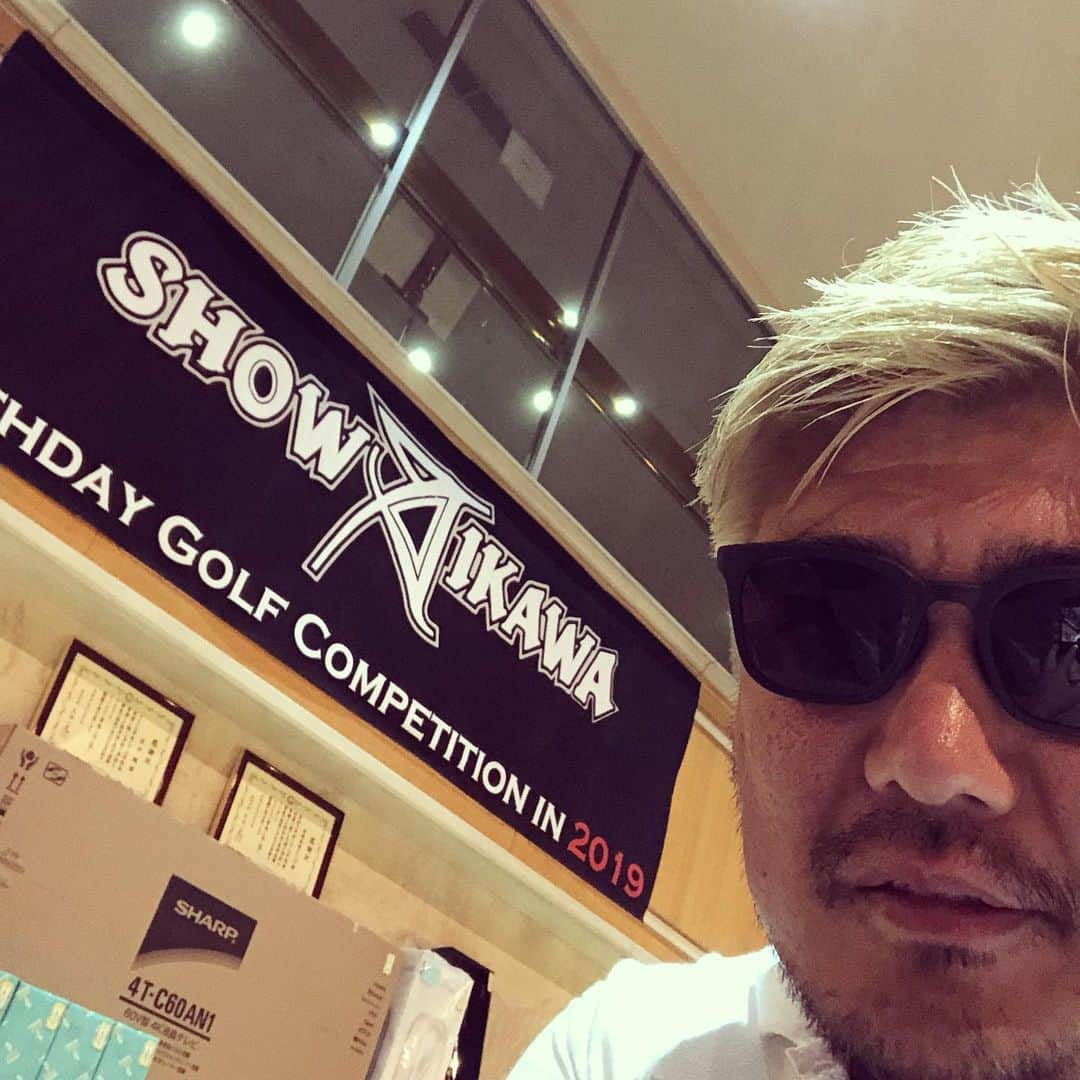 RED RICEさんのインスタグラム写真 - (RED RICEInstagram)「今年も先日哀川翔さんのバースデーコンペに参加させてもらいました😎誕生日おめでとうございます‼️㊗️ 布施辰徳さんのものまねショー最高でした👍そして布施さんは8アンダーで優勝‼️🎉⛳️どっちが主役かわからないくらいめだってました🤣 #湘南乃風  #redrice #哀川翔 #布施辰徳 #諸星和己 #バースデーコンペ #金髪にして #ラウドマウス #のポロシャツ着て #ジョンデーリー #今年もこの組みでした」5月25日 10時01分 - redrice134