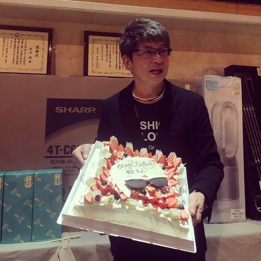 RED RICEさんのインスタグラム写真 - (RED RICEInstagram)「今年も先日哀川翔さんのバースデーコンペに参加させてもらいました😎誕生日おめでとうございます‼️㊗️ 布施辰徳さんのものまねショー最高でした👍そして布施さんは8アンダーで優勝‼️🎉⛳️どっちが主役かわからないくらいめだってました🤣 #湘南乃風  #redrice #哀川翔 #布施辰徳 #諸星和己 #バースデーコンペ #金髪にして #ラウドマウス #のポロシャツ着て #ジョンデーリー #今年もこの組みでした」5月25日 10時01分 - redrice134