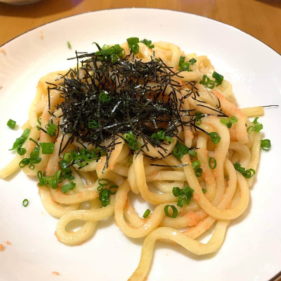 野間美由紀のインスタグラム：「フライパンでうどんを炒め、麺つゆと生クリーム（コーヒーに入れるために常備）ちょっぴりで味付け、お皿に移してから明太子マヨネーズを和えました。こりゃ美味い。」