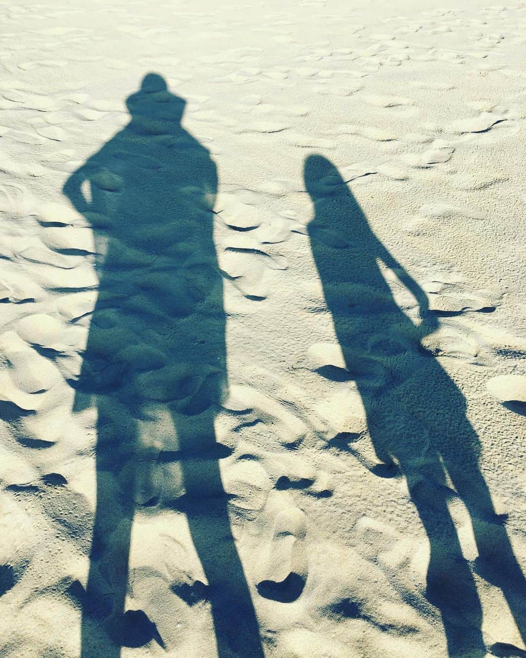 高岡早紀 さんのインスタグラム写真 - (高岡早紀 Instagram)「誰も居ない砂浜から、今日を始める。。 #母娘 #ハートが隠れてる♥️ #みつけてね」5月25日 10時14分 - saki_takaoka