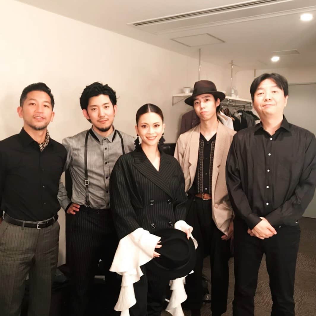 小柳ゆきのインスタグラム：「昨日のビルボード大阪1日目の素敵なメンバーの皆さんです✨ いい感じにまとまってきて、とっても楽しかったなぁ😆 左から(Cho)#牧野竜太郎 さん (Dr)#工藤明 さん (Bs)#小栢伸五 さん (Pf)#草間信一 さん . . 本日ビルボード大阪最終日です💕」