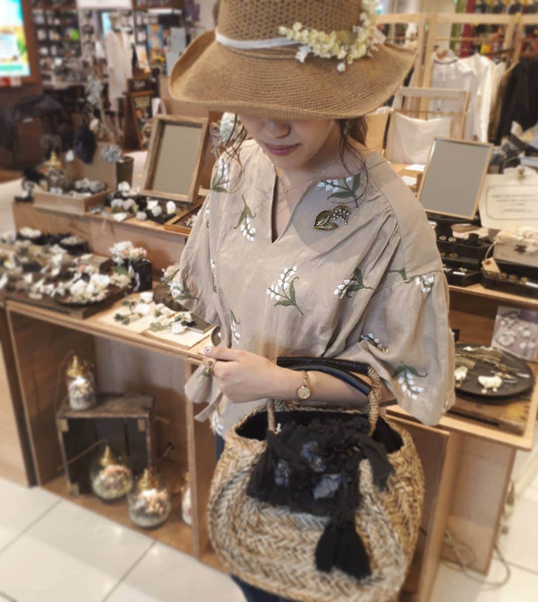 エムスールさんのインスタグラム写真 - (エムスールInstagram)「名古屋パルコ期間限定ショップ！ 本日も元気にオープンいたしました！ . . お客様に新しい付け方を教えて頂いたり、組み合わせを一緒に発見したりと嬉しい日々をありがとうございます＊. . . パルコカードをお持ちの方は、 5/29までお得にお買い物が出来る期間ですとなっておりますよ～＊. ✽ . . 本日も21時まで営業しております！  #msoeur #エムスール #布花 #flower #ハンドメイド #アクセサリー #名古屋 #名古屋パルコ #期間限定ショップ #矢場町 #ナチュラル #花のある暮らし #リネン #ナチュラル #クラシカル #ドライフラワー #dryflower #フラワーボトルライト #シロツメクサ #グリーン #クローバー #🍀」5月25日 10時09分 - m_soeur