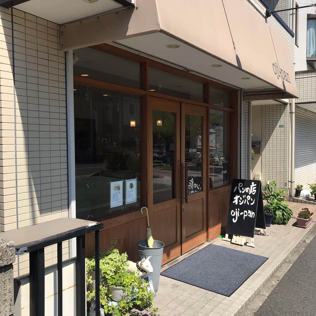 sioneのインスタグラム：「お友達からオススメされたので気になってたパン屋さんに朝ごパンを買いに。 いやー、とても美味しい！」