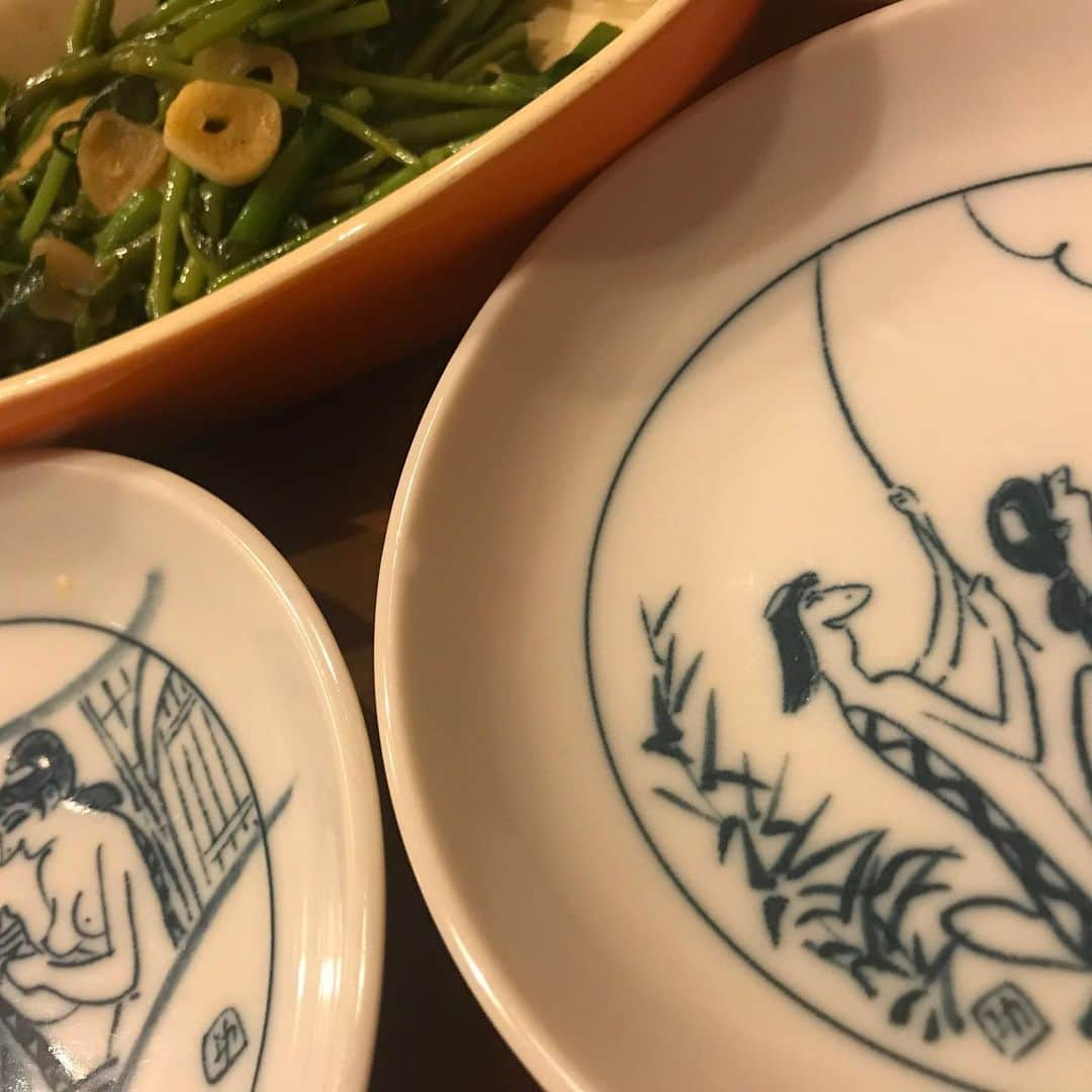 森田展義さんのインスタグラム写真 - (森田展義Instagram)「昨夜 座裏にある 『うちん家』なる処で 『オーストラリア産 ラムタン焼』なるものと 『沖縄里芋と鯛の子煮物』なるものと 『空心菜のにんにく炒め』なるものを 黄桜の取り皿で食す！  #なる処 #なるもの食し  #nobmorley #森田展義 #うちん家 #ラムタン焼 #沖縄里芋と鯛の子煮物 #空心菜のにんにく炒め #絶品なるもの #黄桜の取り皿  #出て来たとき #いじられてると思た」5月25日 10時32分 - nobmorley