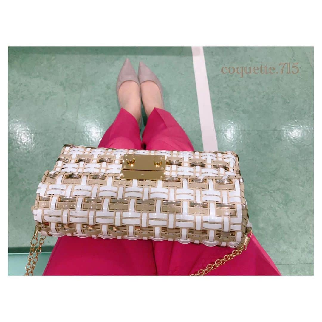 伊藤弘美さんのインスタグラム写真 - (伊藤弘美Instagram)「☺︎﻿ ﻿ エナメルグレージュ×エナメルホワイト×ゴールド﻿ ﻿ テープの色は沢山ありますがこの組み合わせが好きで、﻿ 自分用バッグを作る時はついつい手が伸びてしまいます😚﻿ ﻿ ウォレット錠前✨デイリーにも旅行にも大活躍👜💞﻿ ﻿ #coquette715 #wirebijoucoquette715﻿ #coquette715認定講師 #ウォレット錠前﻿ #ラメルヘンテープ #エナメルグレージュ﻿ #エナメルホワイト #ゴールド #ハンドメイド﻿ #バッグ #handmade #bag #coquette715のきろく」5月25日 10時43分 - hiromi_ito831