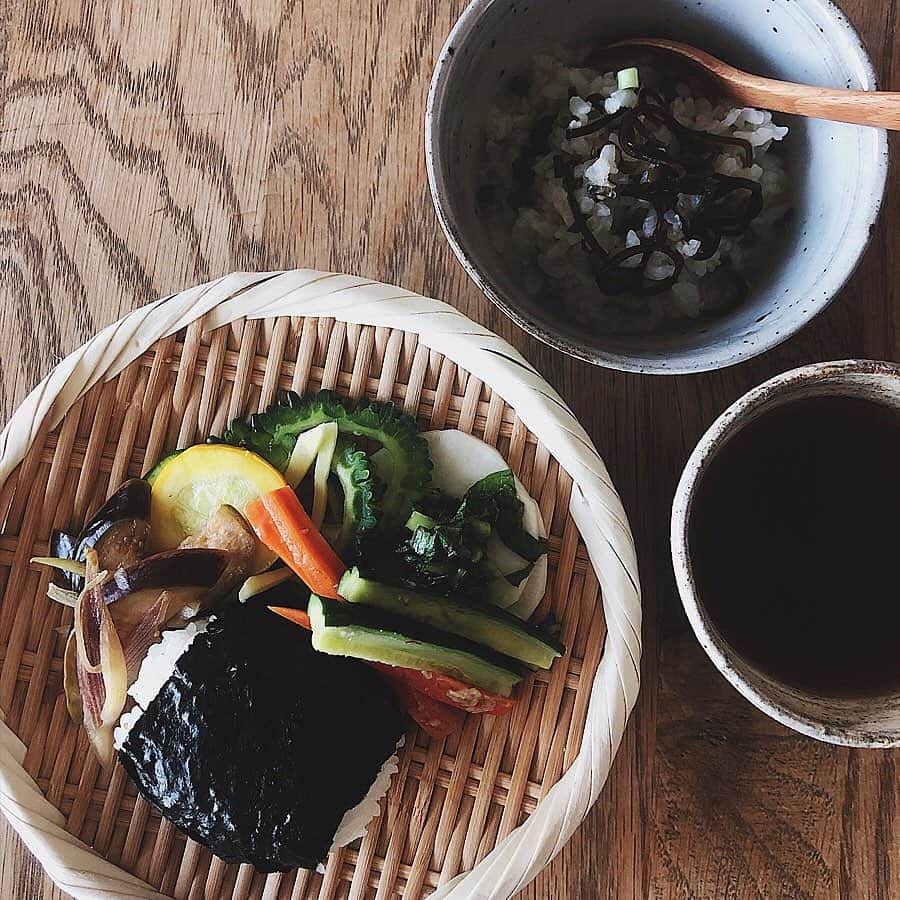 宇藤えみさんのインスタグラム写真 - (宇藤えみInstagram)「体調崩してた息子はお粥。 母は味噌漬けしてたお野菜モリモリ。 あと梅醤野菜スープ！ 息子はお粥だけでは足りなかったようで（お粥おかわりしてたけどw） 寝言でおやつと言い、 朝ごはん食べる！と起きてきた息子。 今日は回復したようです。 よかったぁ✌︎ #食と器#朝ごはん#暮らし#日々の暮らし  #親子ごはん#夏野菜#麦味噌 #いただきます親子ごはん」5月25日 10時46分 - emiuto