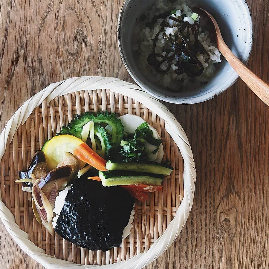 宇藤えみさんのインスタグラム写真 - (宇藤えみInstagram)「体調崩してた息子はお粥。 母は味噌漬けしてたお野菜モリモリ。 あと梅醤野菜スープ！ 息子はお粥だけでは足りなかったようで（お粥おかわりしてたけどw） 寝言でおやつと言い、 朝ごはん食べる！と起きてきた息子。 今日は回復したようです。 よかったぁ✌︎ #食と器#朝ごはん#暮らし#日々の暮らし  #親子ごはん#夏野菜#麦味噌 #いただきます親子ごはん」5月25日 10時46分 - emiuto