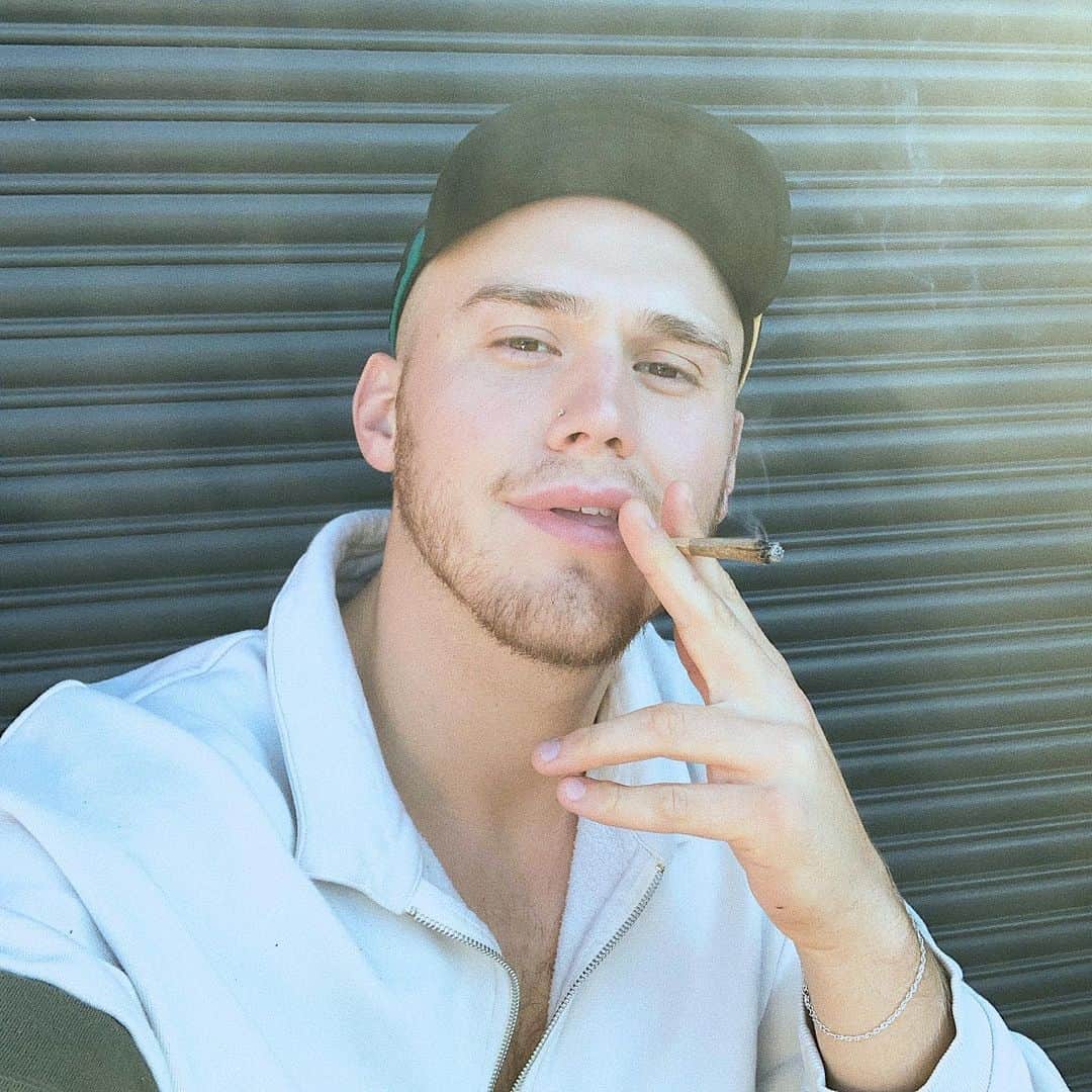 ブランドン・シェイアのインスタグラム：「Ask me what I did today, I dare you 😏」