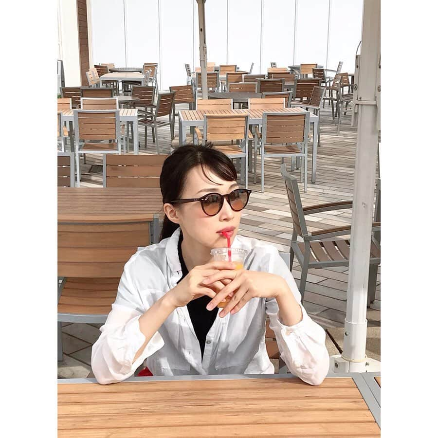 海隼人（有馬佐織）さんのインスタグラム写真 - (海隼人（有馬佐織）Instagram)「Hello〜🖤🕶✨🖤 暑い日が続いてくると 先日飲んだ 熟れ熟れのマンゴー🥭ジュース を思い出す〜🥴🧡 沢山歩いた体に染み渡る美味しさだったなぁ〜〜🍹🧡 3枚目日差しを感じてますw😆 🧡photo  by seiko🧡 ・ ・ #japan#kisalazu#初#outlet #バカンス気分#気分だけ#w #心が大きくなって無駄使いしないよう #抑えるの必死#😆 #熟れ熟れ#マンゴージュース #また飲みたい#お得にget  #お天気#日光浴#photo #あんまり似合わない #sunglass#shopping  #元宝塚#宝塚og #同期#咲真たかね#せいこ #海隼人」5月25日 10時55分 - saorimahalo