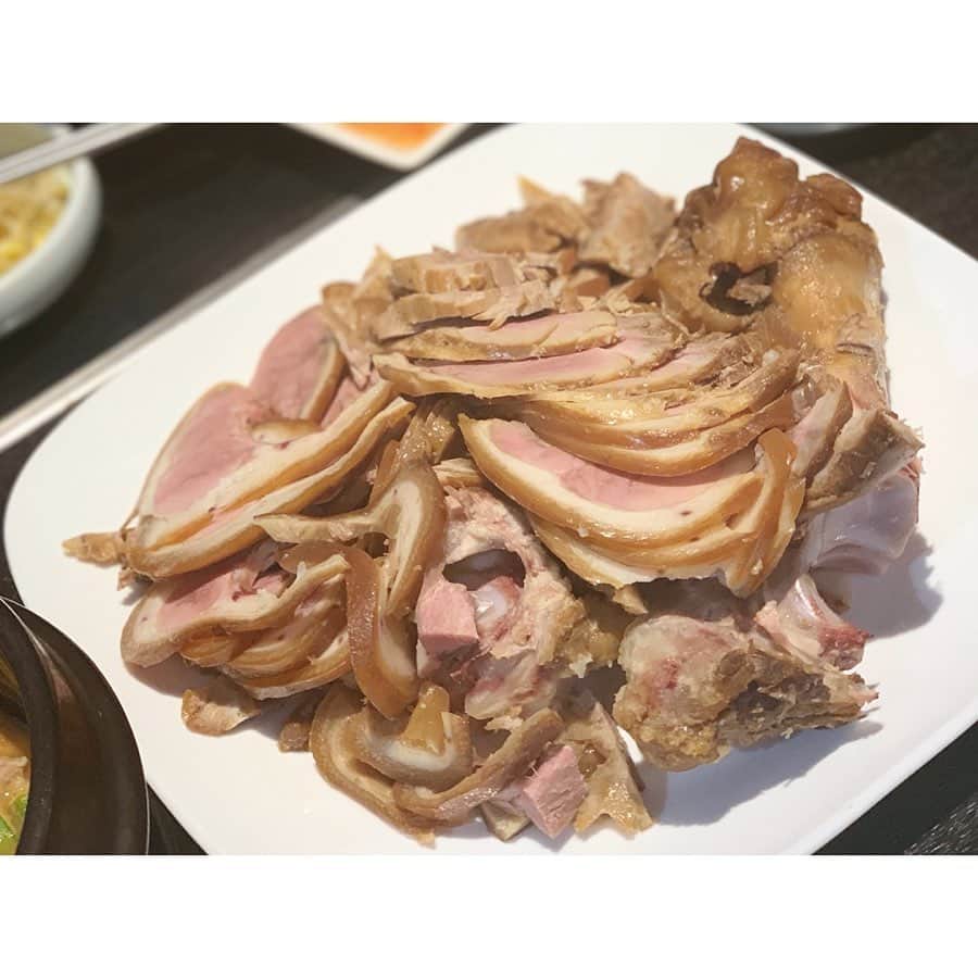 中田奈沙さんのインスタグラム写真 - (中田奈沙Instagram)「Eat around in Shinokubo🍖③ @erika_tabemono アテンドによる 新大久保食べ飲み歩きツアー🇰🇷 ラストの3軒目は、 《味自慢》へ✨ チョングッジャン（納豆チゲ）と 豚足を食べました。 * #奈沙ログ #奈沙ログin新大久保 * * #dinner #eataround #shinokubo #tokyo #japan #spicy food #pork #foodie #foodgasm #foodporn #instafood #foodpic #foodstagram #gourmet #koreanfood #junkfood #味自慢 #チョングッジャン #東京 #新大久保 #韓国料理 #飯テロ #激ウマ #グルメ #食べ歩き #納豆チゲ #豚足」5月25日 10時56分 - nasa_nakada