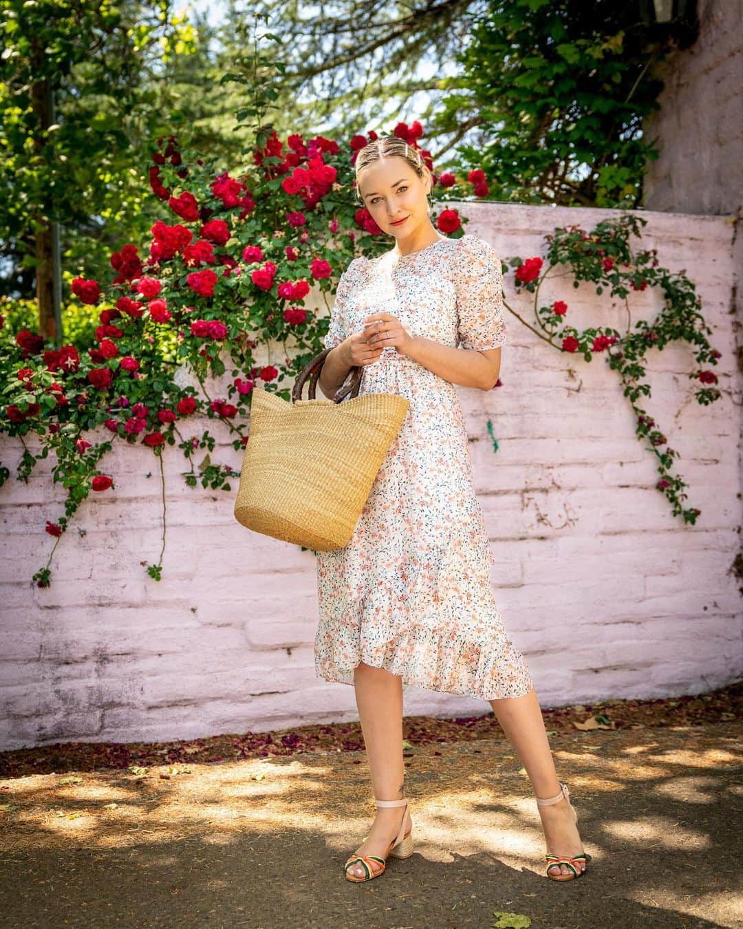 リズ・チェルカソワのインスタグラム：「Spent the last few days hiding out in the hills of Southern California wine country. Sam and I have grown particularly fond of the tiny town of Los Alamos. Tucked away amid some of the most renowned wineries, it’s a teeny tiny town that shines with a blossoming foodie/wine scene while retaining the wholesome town vibe  with a population just over 2,000 and more dirt roads than paved ones. Our favorite spots are the recently remodeled Skyview and Los Alamos Motels, Bob’s Bakery, Muni Wines tasting room, Plenty on Bell, Pico, and Bell’s. Next time you find yourself in Santa Barbara wine county make sure to give this gem of a town your time. You won’t regret it.」