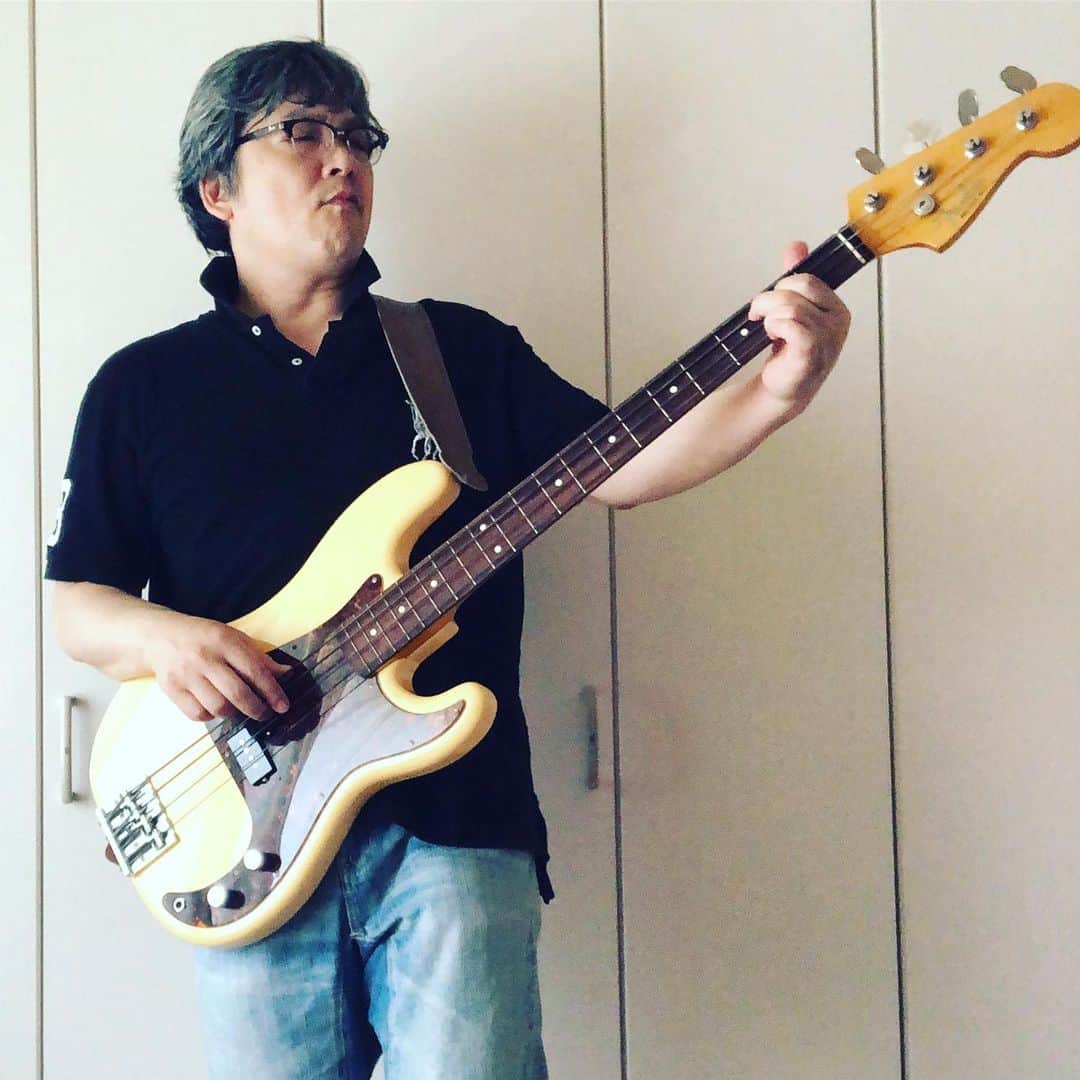 三上市朗のインスタグラム：「毎週土曜日はブラスバンドでサックス吹くのだが、今日は休みなのでベースの練習。 #bass  #fender  #fenderのストラップ欲しい」