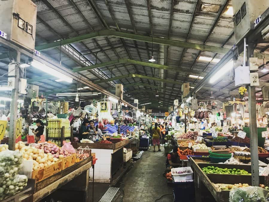 新井利佳さんのインスタグラム写真 - (新井利佳Instagram)「#market #morningmarket #bangkok #thailand #thaifood #bangkoklife #bangkoklifestyle  #朝活 #タイのマーケット #泰國美食 #泰國市場 #泰國傳統市場 #買菜 #日常生活 #傳統市場 #朝市 #タイの朝市 #KhlongToeiMarket #曼谷 #泰國 #タイの陳列凄い #市場のグリンカレーめちゃくちゃ美味しい #日本人は誰も居なかった #ライチ #ランブータン #クロントゥーイ市場 #スラム」5月25日 11時04分 - rika.arai