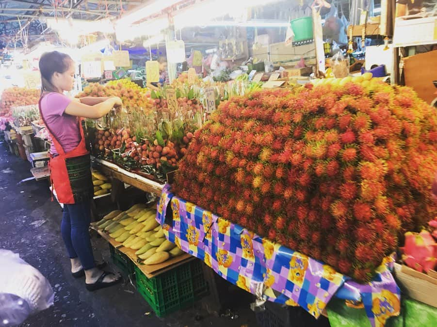 新井利佳さんのインスタグラム写真 - (新井利佳Instagram)「#market #morningmarket #bangkok #thailand #thaifood #bangkoklife #bangkoklifestyle  #朝活 #タイのマーケット #泰國美食 #泰國市場 #泰國傳統市場 #買菜 #日常生活 #傳統市場 #朝市 #タイの朝市 #KhlongToeiMarket #曼谷 #泰國 #タイの陳列凄い #市場のグリンカレーめちゃくちゃ美味しい #日本人は誰も居なかった #ライチ #ランブータン #クロントゥーイ市場 #スラム」5月25日 11時04分 - rika.arai