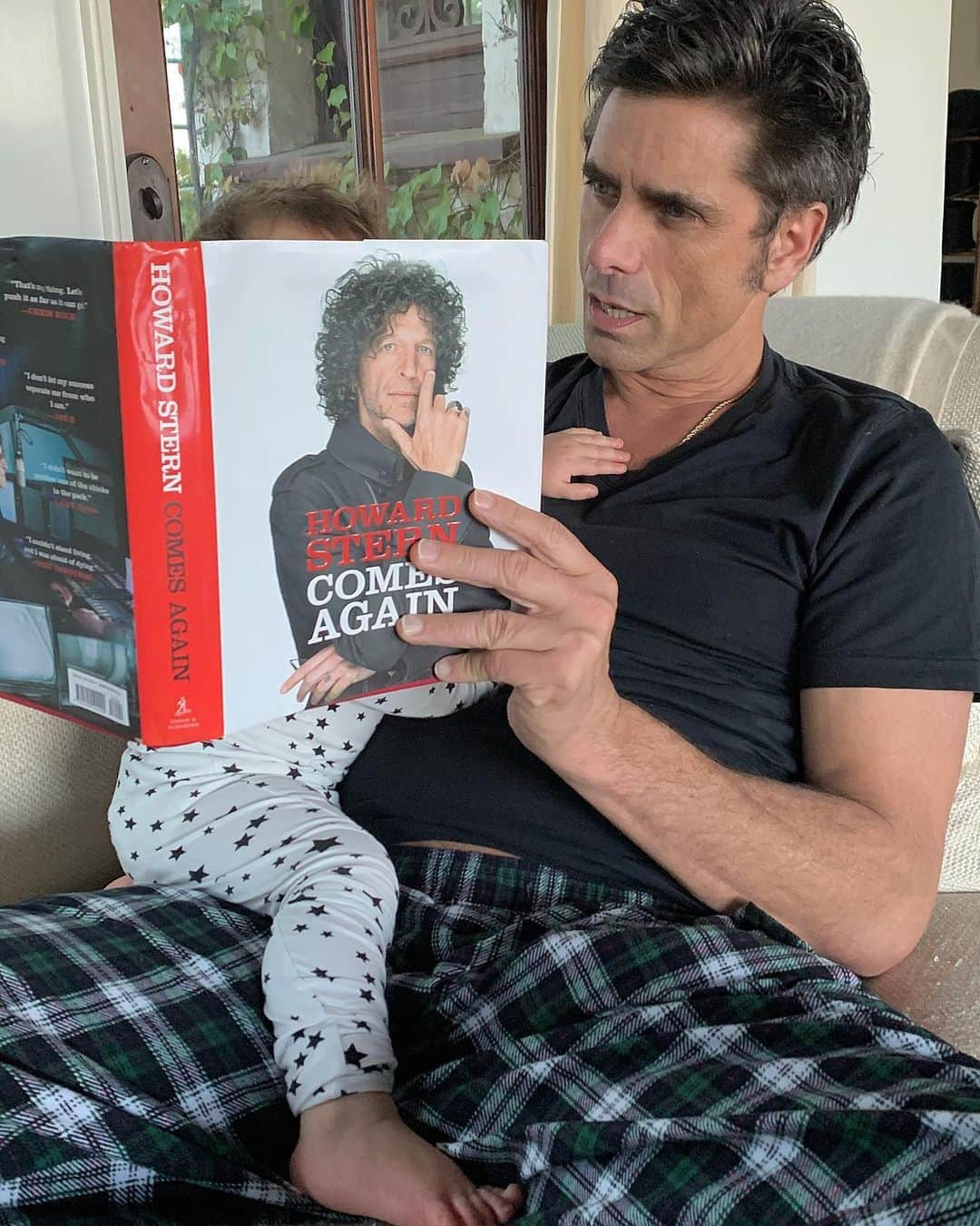 ジョン・ステイモスさんのインスタグラム写真 - (ジョン・ステイモスInstagram)「Bed time stories from Uncle Howard.  @sternshow #howardsterncomesagain」5月25日 11時14分 - johnstamos