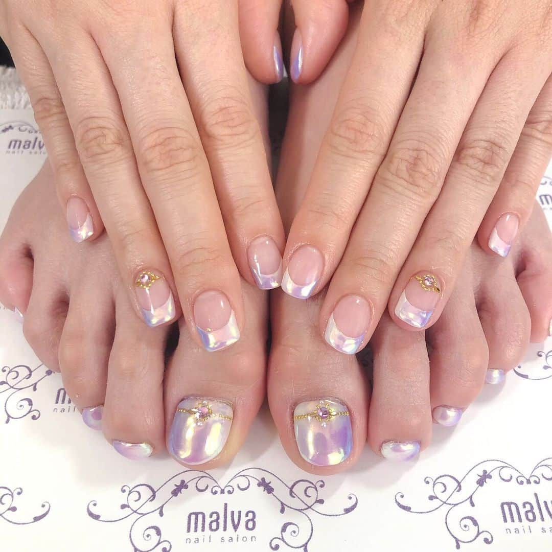 nailsalon malva（ネイルサロンマルヴァ）さんのインスタグラム写真 - (nailsalon malva（ネイルサロンマルヴァ）Instagram)「ハンドフットネイルオススメです💕 こちらは、白のフレンチネイルの上に、ピンク、パープルのグラデーションをして、その上にオーロラヴェールの仕上げをしたネイルです💕 フットネイルもおそろいのカラーです✨ その上にmalvaで人気の華奢アートをしました✨ 存在感もあるのに派手すぎずお洋服にも合わせやすいフレンチネイルです💅 フットネイルはハンドネイルに比べて伸びるのも遅いので、2ヶ月に1度の施術でも🆗 ぜひサンダルを履き始めたらフットネイルもしてみて下さい😊💕 . nailsalon malva  ご予約はLINEからがオススメです☆ 🌙原宿LINE ID→《@malva》 ※@を忘れずに‼︎ 全てのアートや料金表はHPより http://www.malvanail.com/sp/  #malva#マルヴァ#ネイル#gelnail#nail#nailart#naildesign#nailstagram#ジェル#gel#ジェルネイル#ネイルデザイン#原宿ネイル#nailsalon#ネイルサロン#ネイルチップ#森絵里香#malvaネイル#malvanail#ネイリスト募集#美甲#ロシアンマニキュア#ハンドネイル#フットネイル #オーロラヴェールネイル #フットネイル #footnail」5月25日 11時07分 - malva_nail