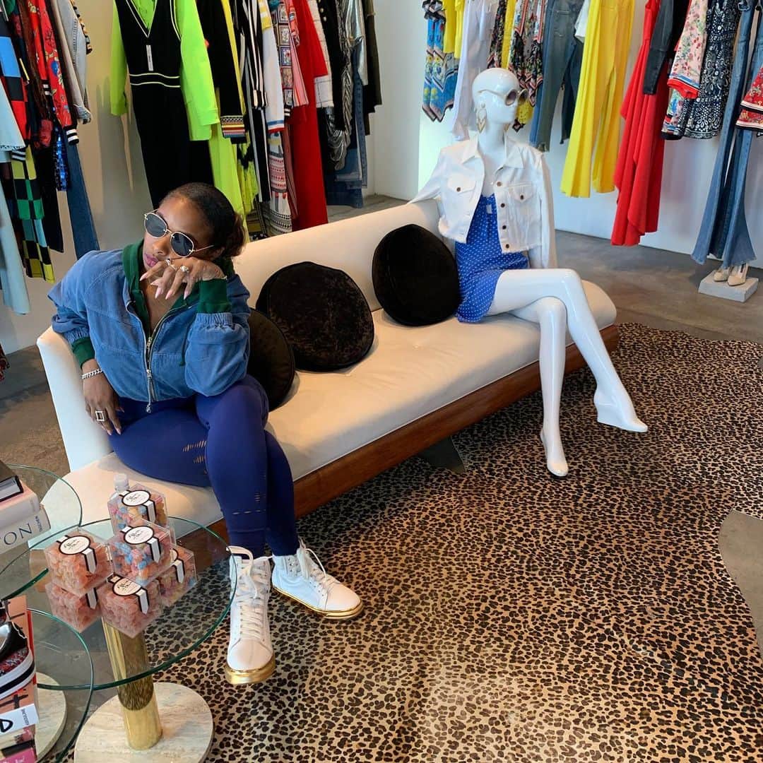 ジェニファー・ハドソンのインスタグラム：「So im in the store shopping .... yal know how I do ! Anyway , if I don’t sit down I will keep picking up moe and moe stuff . So I see a place to sit down but then I was like hmmm well I. D.o.n.t want to be sitting all up on folks all in they space , yal I  didn’t realize it was a damn mannequin , damn near til I got up !」