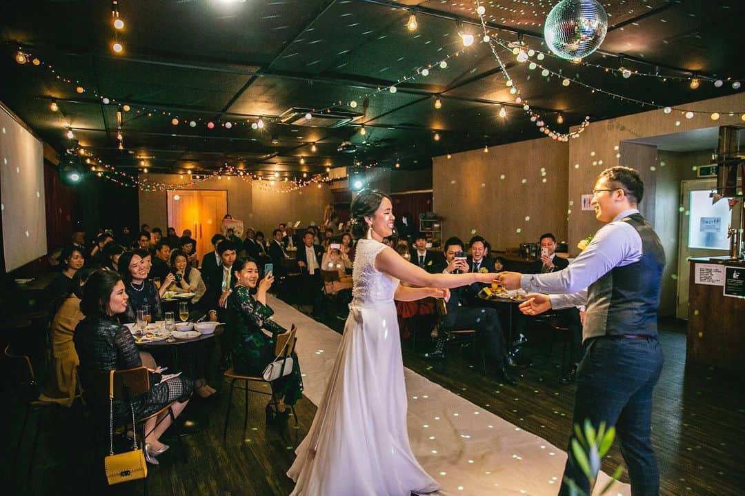 hacocoro weddingさんのインスタグラム写真 - (hacocoro weddingInstagram)「- - お二人の出会いのきっかけとなったダンス。 会の終盤に、夫婦として初めてのダンスを - 新婦様がお父様と一緒に踊り、 その後を引き継ぐ形で 新郎様とダンスをしました。 - 出会ったときを思い出して これからの未来を想像して 二人が踏み出すこれからのステップも一緒に 手を繋いで、永遠に… - -」5月25日 11時13分 - hacocoro_wedding