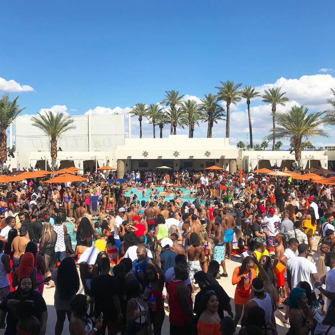 ファンクマスター・フレックスのインスタグラム：「#Ad Amazing Pool Party! Daylight Beach Club! Mandalay Bay! 4 HOUR FUNK FLEX SET! Tables/Tickets SOLD OUT! @ciroc everywhere! I haven’t played Vegas in a long time! @litdigitaldjs !!!!! I don’t love traveling but them💰💼 is getting big! 🤷🏿‍♂️👑😂✌🏾」