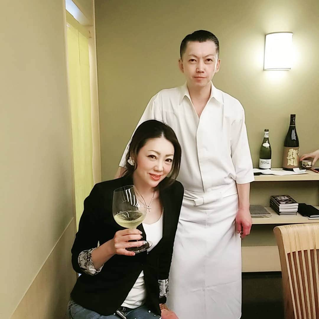 今堀恵理さんのインスタグラム写真 - (今堀恵理Instagram)「東京ミシュラン2つ星、食べログ4.39の銀座に有るお鮨「青空（はるたか）」さんに昨夜行って来ました💕 大将は札幌や銀座の名店で長年修行し、最後は「すきやばし次郎」から独立した素晴らしい経歴 シャリのお米は2種を使用し固め 。スキッとした味です そしてネタに合わせて絶妙に温度調整をしながら、インパクトある鮨を握られています とろとろにとろける穴子は私もお代わりしました😌💞 スタンダードの江戸前を食べれるお店です  #銀座　#東京ミシュラン　#青空 　#すきやばし次郎出身 　#すきやばし次郎 　#銀座鮨 　#江戸前鮨 　#tokyogourmet  #食べ歩き好き 　#amantokyo  #今堀恵理　#遠征ごはん  #芦屋セレブ」5月25日 11時18分 - eriimahori