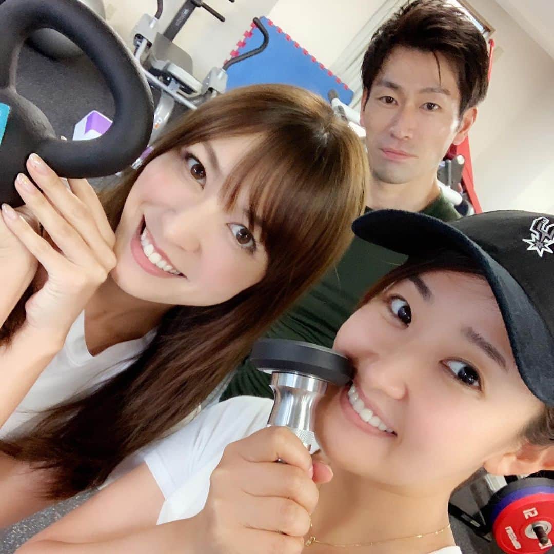 のインスタグラム：「. 先日のパーソナル🏋️‍♂️ . ゆみさん（ @coromoca0412 ）の旦那さんのトレーニングでした😃 . ゆみさんいわく、私より優しいよ！と言うことで自分に甘い私にぴったりかもしれません🤣 . わたしのガッツの無さに先生は終始クスクス🤣徐々に頑張りますよ😆💪 . . 週に一回定期的に行くのが習慣付いてきました✨ . 部分引き締めと、毎年夏バテするので、今年は夏バテしないよう体力をつけたい👍 . わたしの次のレッスンがたまたまゴルフ仲間の明日香ちゃんだった💛😊 . 明日香ちゃんも頑張ってるねぇ👍 . . . #パーソナルトレーニング #トレーニング #筋トレ #トレーニング女子 #フィットネス #女子力アップ #ダイエット #部分痩せ #アンチエイジング #夏バテ防止」