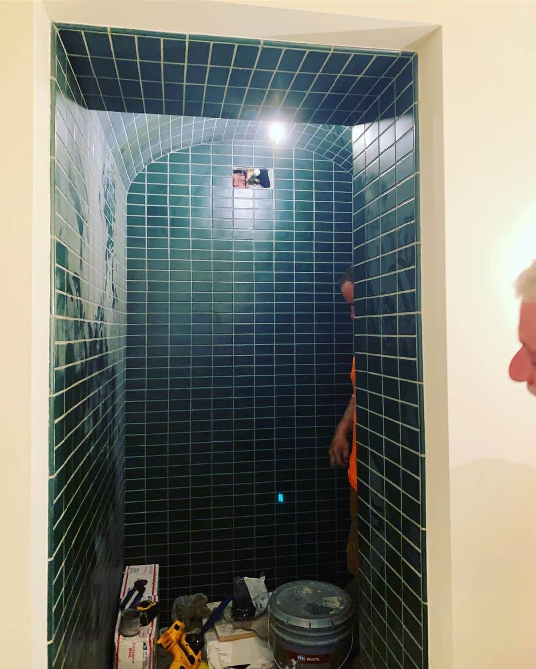 ブルックリン・デッカーさんのインスタグラム写真 - (ブルックリン・デッカーInstagram)「Zoom. Nightmares. ** update for those who can’t see THE PERSON PEEKING THROUGH OUR SHOWER WALL. He climbed through the crawl space, behind the shower (to actually do a good deed and move the plumbing for us) and I walked in and saw eyes peering at me from the wall.**」5月25日 11時32分 - brooklyndecker
