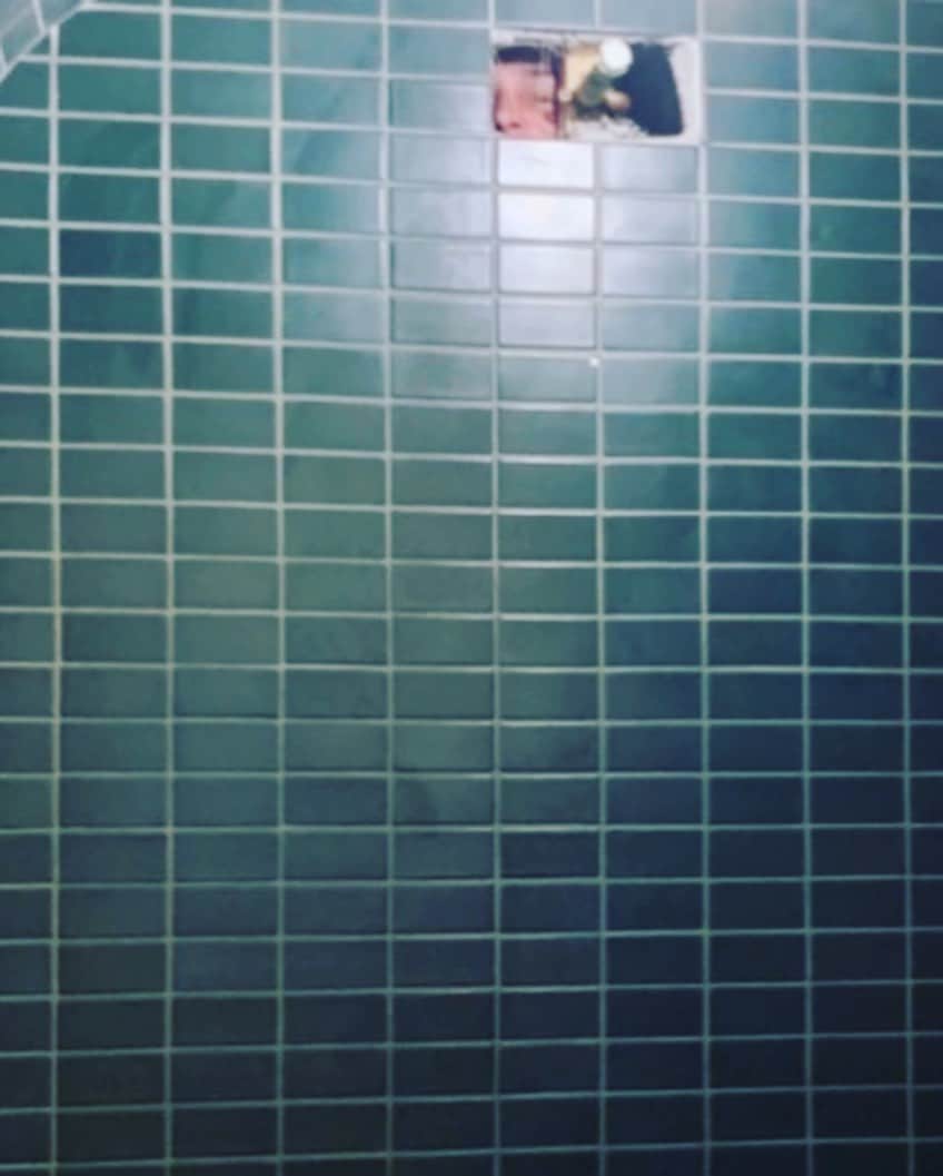 ブルックリン・デッカーさんのインスタグラム写真 - (ブルックリン・デッカーInstagram)「Zoom. Nightmares. ** update for those who can’t see THE PERSON PEEKING THROUGH OUR SHOWER WALL. He climbed through the crawl space, behind the shower (to actually do a good deed and move the plumbing for us) and I walked in and saw eyes peering at me from the wall.**」5月25日 11時32分 - brooklyndecker