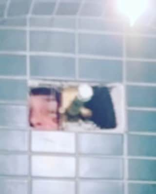 ブルックリン・デッカーさんのインスタグラム写真 - (ブルックリン・デッカーInstagram)「Zoom. Nightmares. ** update for those who can’t see THE PERSON PEEKING THROUGH OUR SHOWER WALL. He climbed through the crawl space, behind the shower (to actually do a good deed and move the plumbing for us) and I walked in and saw eyes peering at me from the wall.**」5月25日 11時32分 - brooklyndecker