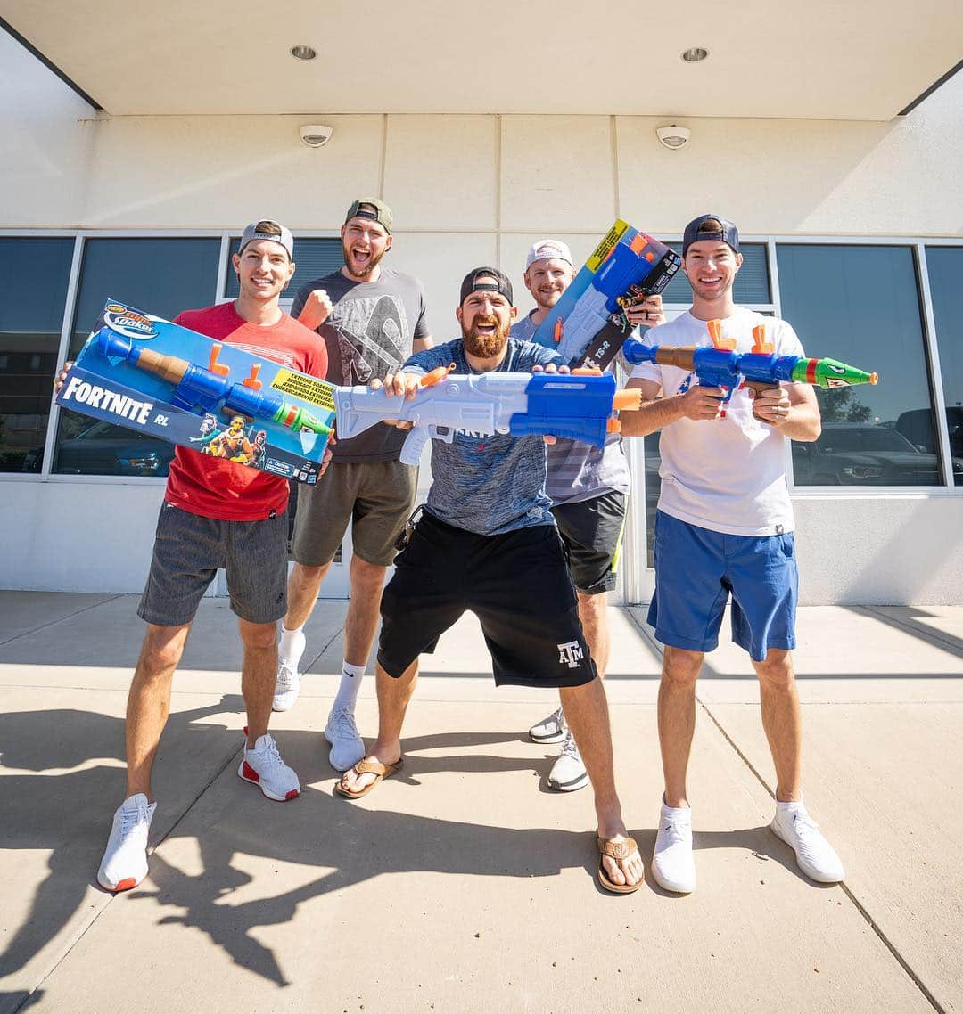 Dude Perfectさんのインスタグラム写真 - (Dude PerfectInstagram)「Be sure to add the new @NERF Fortnite Super Soakers to your loadout this Summer! 🔫 #FortniteIRL #ad」5月25日 11時28分 - dudeperfect