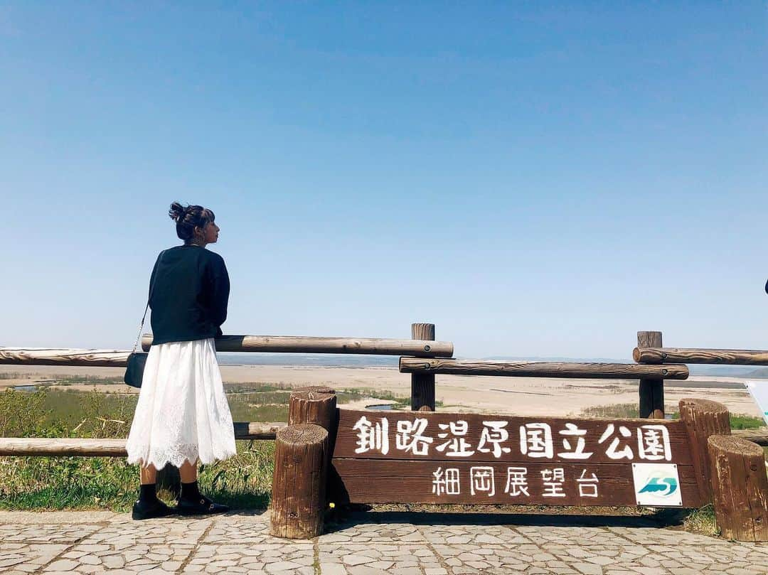 永田レイナさんのインスタグラム写真 - (永田レイナInstagram)「釧路でずっと来たかったのがここ。 【釧路湿原国立公園 細岡展望台】 青空、緑、鳥の声… 言葉では表現できない気持ちになりました。 ストレスから解放される場所だと思うので 普段頑張りすぎている人にこそ 是非来ていただきたいです…！ . #zipfm #JAL #ぶらすた #釧路湿原 #釧路湿原国立公園 #細岡展望台 #釧路 #北海道」5月25日 11時40分 - reina_nagata