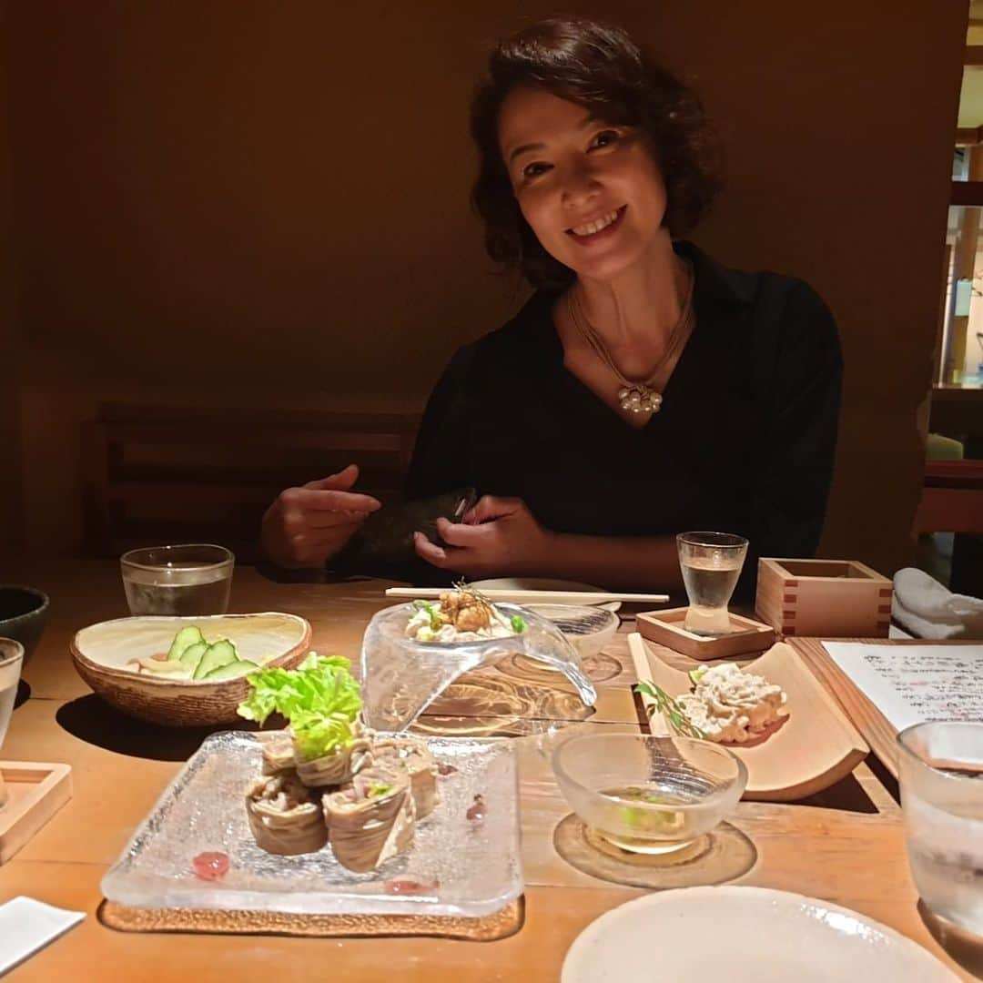 河野景子のインスタグラム：「フランス人の友人が🇫🇷久しぶりに日本に来たのでご飯食べよって。湯葉が食べたい！！と渋いこと言うので豆腐専門店に行ってきました！」