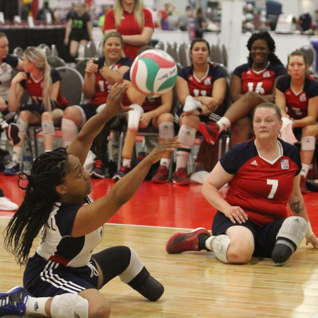 USA Volleyballさんのインスタグラム写真 - (USA VolleyballInstagram)「@usav_sitting_wnt and @usav_sitting_mnt 2️⃣ for 2️⃣ Friday after defeating Russia and Canada, respectively, twice in exhibition matches being held in conjunction with the USA Volleyball Open National Championships. Recaps on www.usavolleyball.org.」5月25日 11時39分 - usavolleyball