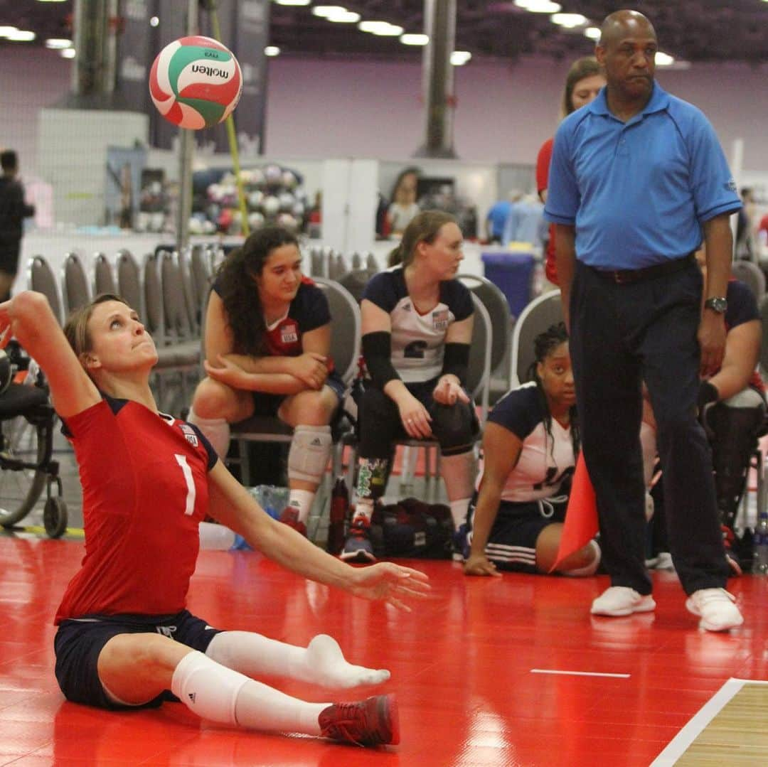 USA Volleyballさんのインスタグラム写真 - (USA VolleyballInstagram)「@usav_sitting_wnt and @usav_sitting_mnt 2️⃣ for 2️⃣ Friday after defeating Russia and Canada, respectively, twice in exhibition matches being held in conjunction with the USA Volleyball Open National Championships. Recaps on www.usavolleyball.org.」5月25日 11時39分 - usavolleyball