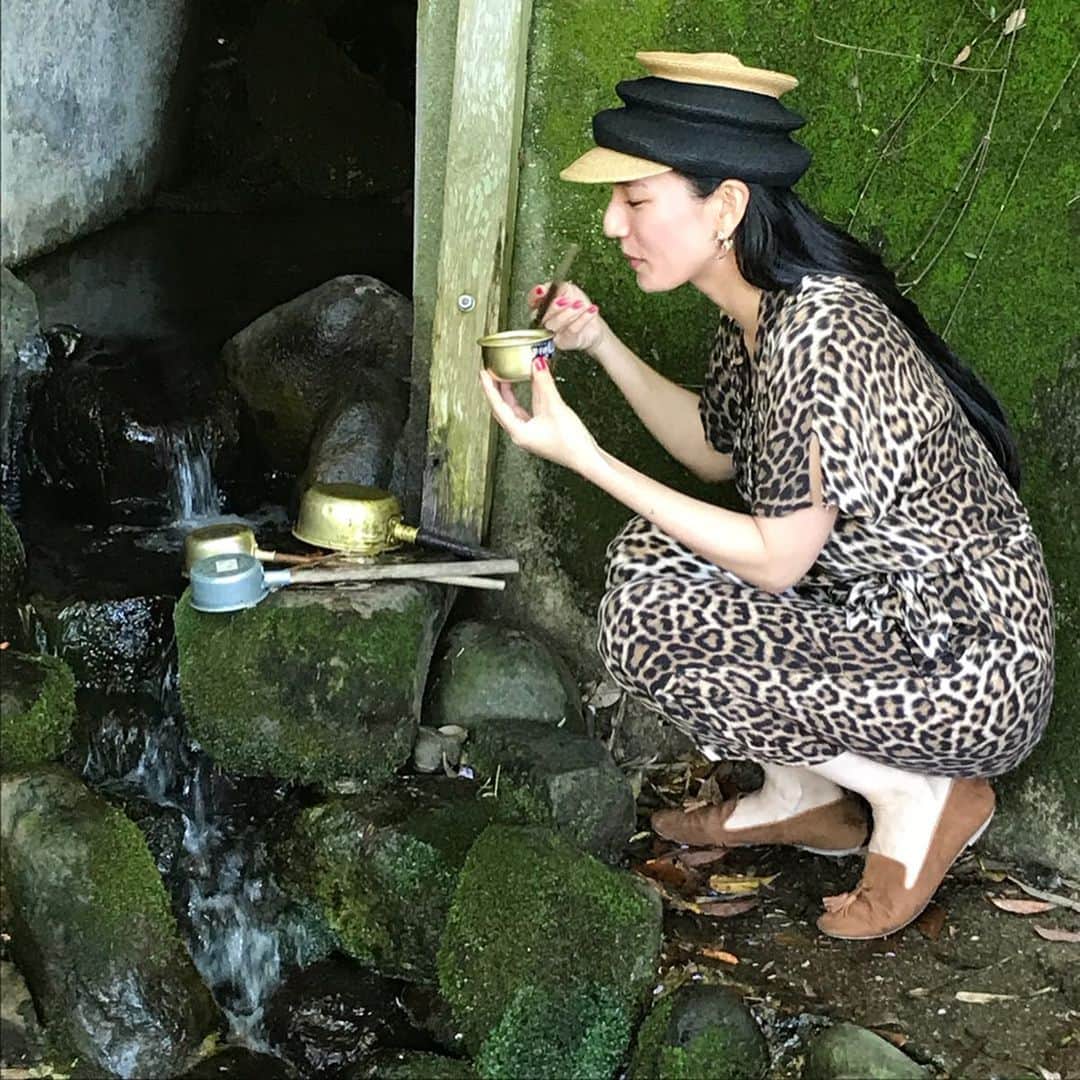 レイヤマダさんのインスタグラム写真 - (レイヤマダInstagram)「隠岐の島は島前 海士町(あまちょう)。後鳥羽上皇が流された島です。ここ隠岐神社には後鳥羽上皇が眠っています。鳥羽一郎じゃないからね。 オフィスレイヤマダで銅板奉納してきました！ 隠れ狛犬も発見！なんと子連れ狛犬なのです。🐕ここの狛犬は出雲型狛犬といって、後ろ足がぴーんと伸びています。 マンホールに描かれるのは海士町の民謡「キンニャモニャ節」。両手にしゃもじを持って踊るそうです🍚 「キン（男）も、ニャ（女）も、モニャ（文無し）」とか、「キン（金）も、ニャ（女）も大好きだけど、モニャ（文無し）になった」とか、いろんな意味があるそうな！後者がいいな😜 水田の美しい風景の中に佇むのは清水寺のお地蔵様。ここには日本名水百選に選ばれた「天川の水」が湧き出ています。まぁるく清いおいしいお水でした。ここで見つけたのは「西國三拾三ヶ所」の文字。なんとここは「曽根崎心中」で私が演じたお初が、恋参りに巡った西国33ヶ所のひとつ 清水寺の分家でした！ 🎼さいごくーさんじゅうさんかしょを めぐりーめぐってホーイホイ  #隠岐の島 #隠岐ユネスコ世界ジオパーク #ジオパーク #島根県 #親善大使 #レイタビ #島前 #海士町 #隠岐神社 #後鳥羽上皇 #出雲型狛犬 #キンニャモニャ #清水寺 #天川の水 #西国三十三所」5月25日 11時46分 - rayyamada_dayo