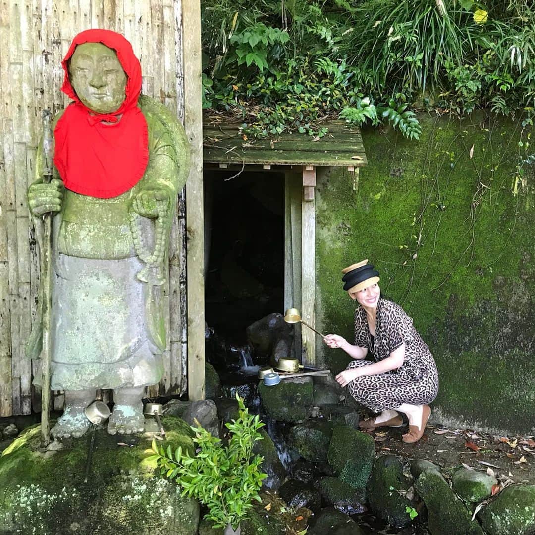 レイヤマダさんのインスタグラム写真 - (レイヤマダInstagram)「隠岐の島は島前 海士町(あまちょう)。後鳥羽上皇が流された島です。ここ隠岐神社には後鳥羽上皇が眠っています。鳥羽一郎じゃないからね。 オフィスレイヤマダで銅板奉納してきました！ 隠れ狛犬も発見！なんと子連れ狛犬なのです。🐕ここの狛犬は出雲型狛犬といって、後ろ足がぴーんと伸びています。 マンホールに描かれるのは海士町の民謡「キンニャモニャ節」。両手にしゃもじを持って踊るそうです🍚 「キン（男）も、ニャ（女）も、モニャ（文無し）」とか、「キン（金）も、ニャ（女）も大好きだけど、モニャ（文無し）になった」とか、いろんな意味があるそうな！後者がいいな😜 水田の美しい風景の中に佇むのは清水寺のお地蔵様。ここには日本名水百選に選ばれた「天川の水」が湧き出ています。まぁるく清いおいしいお水でした。ここで見つけたのは「西國三拾三ヶ所」の文字。なんとここは「曽根崎心中」で私が演じたお初が、恋参りに巡った西国33ヶ所のひとつ 清水寺の分家でした！ 🎼さいごくーさんじゅうさんかしょを めぐりーめぐってホーイホイ  #隠岐の島 #隠岐ユネスコ世界ジオパーク #ジオパーク #島根県 #親善大使 #レイタビ #島前 #海士町 #隠岐神社 #後鳥羽上皇 #出雲型狛犬 #キンニャモニャ #清水寺 #天川の水 #西国三十三所」5月25日 11時46分 - rayyamada_dayo